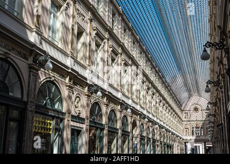 Brüsseler Altstadt, Region Brüssel-Hauptstadt / Belgien - 09 14 2019: Die gläsernen Jugendstildecken der Galeries Royales Saint-Hubert, Saint-Huber Stockfoto