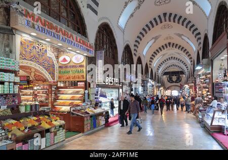 Istanbul, Türkei - Oktober 13, 2017: Die Menschen in den Gewürzbasar. Es ist die zweite größte überdachte Einkaufszentrum in der Stadt nach dem Großen Basar Stockfoto