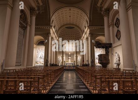 Brüsseler Altstadt, Region Brüssel-Hauptstadt / Belgien - 11 30 2019: Neoklassizistische Inneneinrichtung der katholischen Kirche Saint Jacques sur Couddenberg Stockfoto