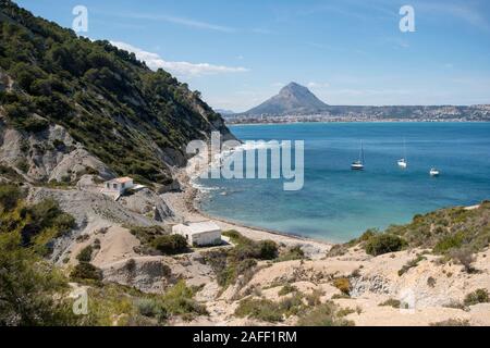 Panoramablick von Cala Sardinera FKK-Strand mit Javea Badeort und Montgó Massivs im Rücken (Xàbia, Marina Alta, Alicante, Spanien) Stockfoto