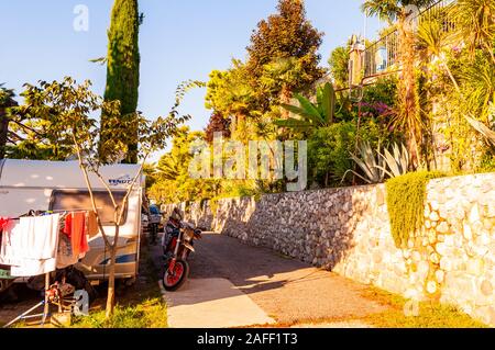 Camping La Ca, Gardasee, Lombardei, Italien - 12 September 2019: innen gemütlich Landschaftsgestaltung von Camping La am südlichen Ufer des Gardasees entfernt. Ca Stockfoto