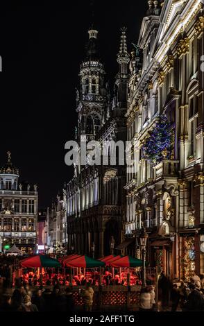 Brüsseler Altstadt, Region Brüssel-Hauptstadt / Belgien - 11 30 2019: Blick über den Brussels Grand Place mit der Weihnachtsdekoration bunte Lichter Stockfoto