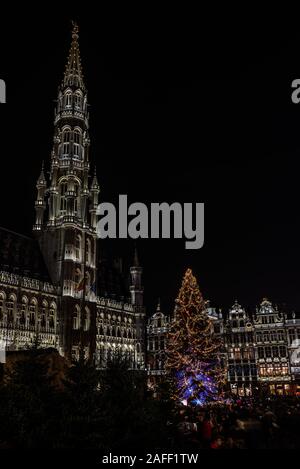 Brüsseler Altstadt, Region Brüssel-Hauptstadt / Belgien - 11 30 2019: Blick über den Brussels Grand Place mit der Weihnachtsdekoration bunte Lichter Stockfoto