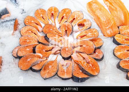 Steaks von frischem Lachs im Counter in Eis. Rohe rote Fische zum Verkauf. Meeresfrüchte shop Stockfoto