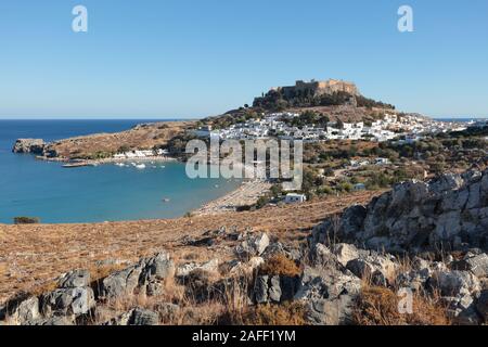 Lindos, Insel Rhodos, Griechenland - Oktober 9, 2017: Stadtbild von Lindos mit Menschen Ruhe am Strand. Nur 50 km südlich der Stadt Rhodos, Lind Stockfoto