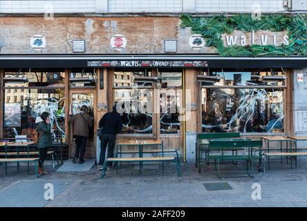 Brüsseler Altstadt, Region Brüssel-Hauptstadt / Belgien - 12. 06 2019: Flämisch blickt auf die Fassade des Café-Bistros De Walvis Stockfoto