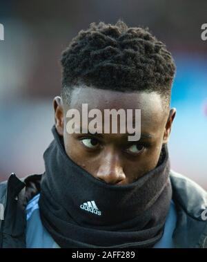 London, Großbritannien. 14 Dez, 2019. Die fulham Steven Sessegnon vor dem Sky Bet Championship Match zwischen Brentford und Fulham bei Griffin Park, London, England am 14. Dezember 2019. Foto von Andrew Aleksiejczuk/PRiME Media Bilder. Credit: PRiME Media Images/Alamy leben Nachrichten Stockfoto