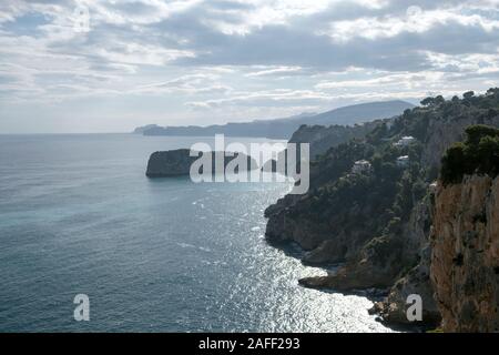 Mediterrane Küste von Jávea mit steilen Klippen, Villen am Meer und Insel Descubridor vom Cabo de la Nao (Xàbia, Marina Alta, Alicante, Spanien) Stockfoto