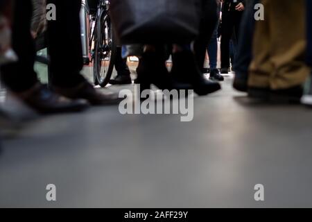 Füße von Pendlern aus Frosch-Perspektive am Hauptbahnhof während der Rush Hour Stockfoto