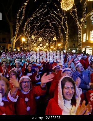 Palma de Mallorca, Spanien. 15 Dez, 2019. Verkleidet als Weihnachtsmann gesehen Tanzen an Geboren Straße in Palma de Mallorca Quelle: Clara Margais/dpa/Alamy leben Nachrichten Stockfoto