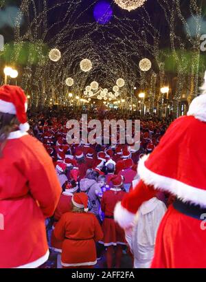 Palma de Mallorca, Spanien. 15 Dez, 2019. Verkleidet als Weihnachtsmann gesehen Tanzen an Geboren Straße in Palma de Mallorca Quelle: Clara Margais/dpa/Alamy leben Nachrichten Stockfoto
