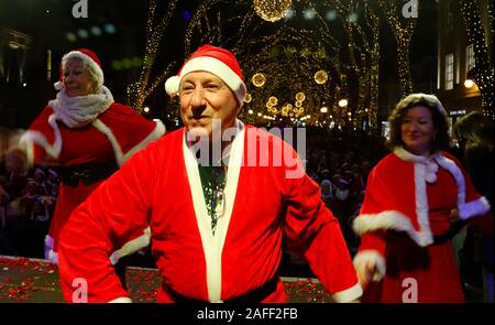 Palma de Mallorca, Spanien. 15 Dez, 2019. Verkleidet als Weihnachtsmann gesehen Tanzen an Geboren Straße in Palma de Mallorca Quelle: Clara Margais/dpa/Alamy leben Nachrichten Stockfoto