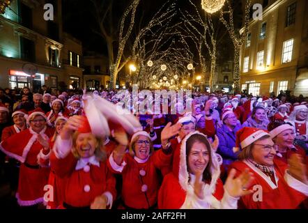 Palma de Mallorca, Spanien. 15 Dez, 2019. Verkleidet als Weihnachtsmann gesehen Tanzen an Geboren Straße in Palma de Mallorca Quelle: Clara Margais/dpa/Alamy leben Nachrichten Stockfoto