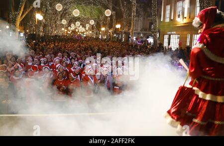 Palma de Mallorca, Spanien. 15 Dez, 2019. Verkleidet als Weihnachtsmann gesehen Tanzen an Geboren Straße in Palma de Mallorca Quelle: Clara Margais/dpa/Alamy leben Nachrichten Stockfoto