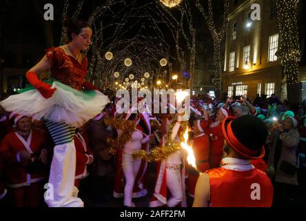 Palma de Mallorca, Spanien. 15 Dez, 2019. Verkleidet als Weihnachtsmann gesehen Tanzen an Geboren Straße in Palma de Mallorca Quelle: Clara Margais/dpa/Alamy leben Nachrichten Stockfoto