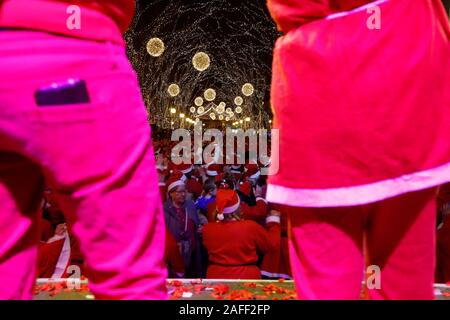 Palma de Mallorca, Spanien. 15 Dez, 2019. Verkleidet als Weihnachtsmann gesehen Tanzen an Geboren Straße in Palma de Mallorca Quelle: Clara Margais/dpa/Alamy leben Nachrichten Stockfoto