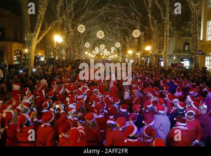 Palma de Mallorca, Spanien. 15 Dez, 2019. Verkleidet als Weihnachtsmann gesehen Tanzen an Geboren Straße in Palma de Mallorca Quelle: Clara Margais/dpa/Alamy leben Nachrichten Stockfoto