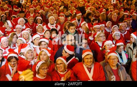 Palma de Mallorca, Spanien. 15 Dez, 2019. Verkleidet als Weihnachtsmann gesehen Tanzen an Geboren Straße in Palma de Mallorca Quelle: Clara Margais/dpa/Alamy leben Nachrichten Stockfoto