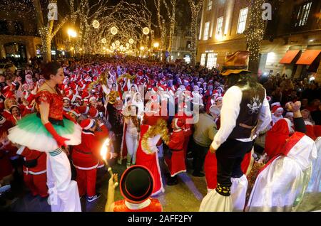 Palma de Mallorca, Spanien. 15 Dez, 2019. Verkleidet als Weihnachtsmann gesehen Tanzen an Geboren Straße in Palma de Mallorca Quelle: Clara Margais/dpa/Alamy leben Nachrichten Stockfoto