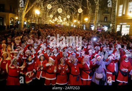 Palma de Mallorca, Spanien. 15 Dez, 2019. Verkleidet als Weihnachtsmann gesehen Tanzen an Geboren Straße in Palma de Mallorca Quelle: Clara Margais/dpa/Alamy leben Nachrichten Stockfoto