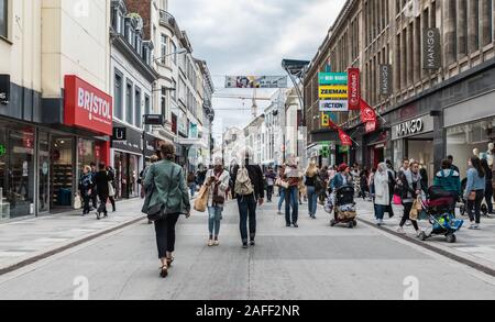 Ixelles, Brüssel / Belgien - 05 31 2019: Menschen, die in der neuen renovierten Fußgängerzone Chaussée d'Ixelles um den Fernand Cocq Platz spazieren Stockfoto