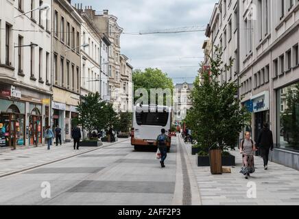 Ixelles, Brüssel / Belgien - 05 31 2019: Bus 71 und Menschen, die in der neuen renovierten Fußgängerzone um den Fernand Cocq Platz und Matongé spazieren Stockfoto