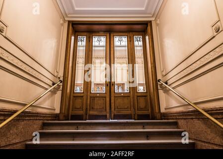 Ixelles, Brüssel / Belgien - 05 31 2019: Holzbänke am Hochzeitssaal des Gemeindehauses Stockfoto