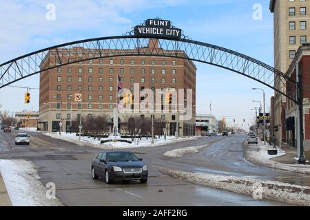 Saginaw Avenue in Flint, Michigan im Winter mit dem Fahrzeug Stadt arch Stockfoto