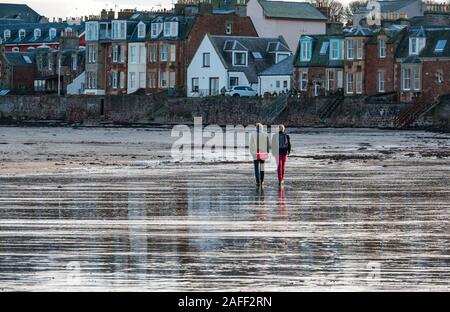 Männer gehen auf Beach, North Berwick, East Lothian, Schottland, Großbritannien Stockfoto