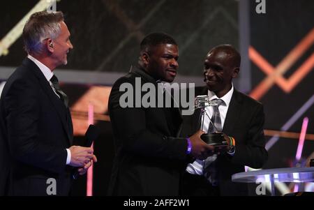 Moderator Gary Lineker, unsung Held Kieren Thompson (Mitte) und BBC SPOTY World Sports Star des Jahres inspiriert Eliud Kipchoge (rechts) bei der BBC Sport Persönlichkeit des Jahres 2019 Am P&J-Live, Aberdeen. Stockfoto