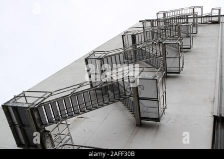 Monochromes Bild einer Fluchtroute mit Notausgang aus Froschperspektive Stockfoto