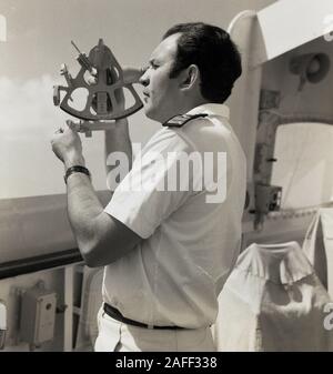 1960er Jahre, historisch, ein uniformierter Navigator draußen auf dem Deck eines Kreuzfahrtschiffes mit einem Sextant, einem maritimen Instrument, das zur Bestimmung des Winkels zwischen dem Horizont und einem Himmelskörper, wie der Sonne, verwendet wird, um Längen- und Breitengraden zu berechnen; um festzustellen, wo sich das Schiff befindet. Stockfoto