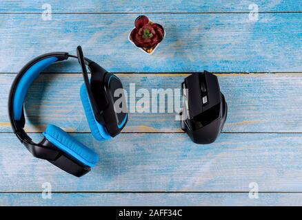 Spaß gamepad Video gamer Player headset Ohrhörer und Spiel Maus in der blauen Hintergrund, Ansicht von oben Stockfoto