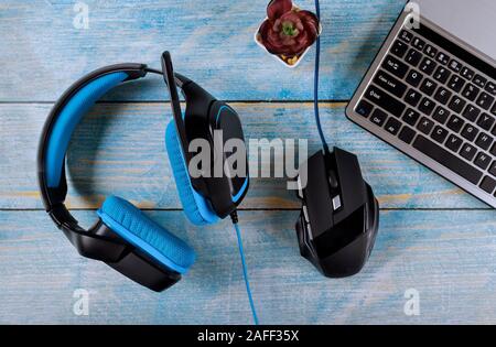 Computer gamer Geräte, moderne Maus, Kopfhörer und Tastatur mit Zubehör für Spiele am Tisch Ansicht von oben. Stockfoto