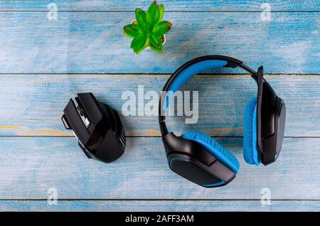 Ansicht von oben ein Gaming Gear streaming Spiele Headset und Maus auf alten Holztisch Hintergrund. Stockfoto