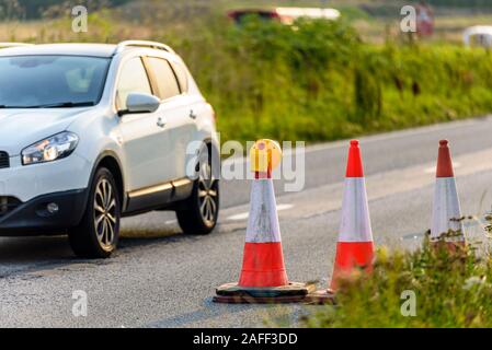 Sunset View uk Autobahn Dienstleistungen Baustellen Kegel mit weißen Auto vorbei Stockfoto