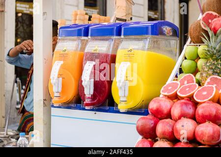 Zerkleinerte Früchte Eis Getränkeautomaten mit Farbe Erfrischungen Stockfoto