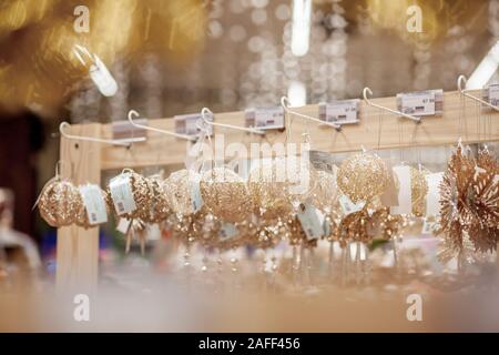 Ternopil, Ukraine - November 16, 2019: Weihnachten Spielzeug auf dem Weihnachtsbaum. Neues Jahr Dekoration. Dekorierte Schaufenster. Stockfoto