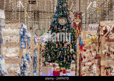 Ternopil, Ukraine - November 16, 2019: Neujahr, Weihnachten Inneneinrichtung. Eingerichtete neue Jahr Tannen im Shop. Stockfoto