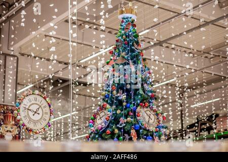 Ternopil, Ukraine - November 16, 2019: Neujahr, Weihnachten Inneneinrichtung. Eingerichtete neue Jahr Tannen im Shop. Stockfoto