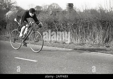 1950er Jahre, historisch, ein männlicher Radfahrer auf einer Landstraße, der an einem Amateur-Radrennen teilnahm, England, Großbritannien. Stockfoto