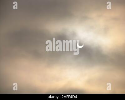 Sonne mit Wolken während partielle Sonnenfinsternis Stockfoto