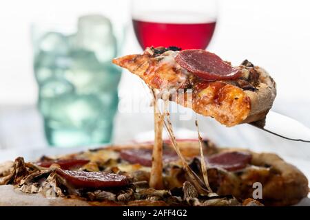 Stück Pizza auf einem Kuchen server Stockfoto