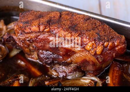 Bayerischer Schweinebraten in einer Kasserolle Stockfoto