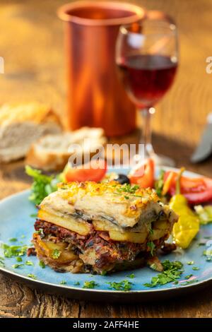 Teil der griechische Moussaka auf Holz Stockfoto