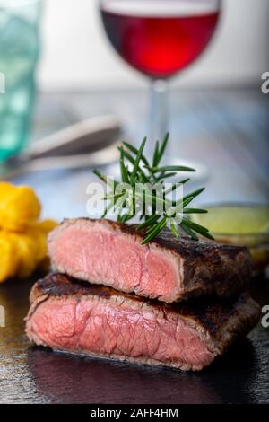 Scheiben gegrilltes Steak auf schwarzem Schiefer Stockfoto