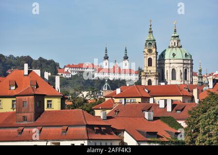 Stadtbild von Prag, Tschechische Republik mit St. Nicholas Kirche und Kloster Strahov auf der Rückseite Stockfoto