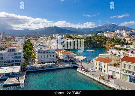 Agios Nikolaos, einem malerischen Küstenort mit bunten Gebäuden rund um den Hafen im östlichen Teil der Insel Kreta, Griechenland. Stockfoto