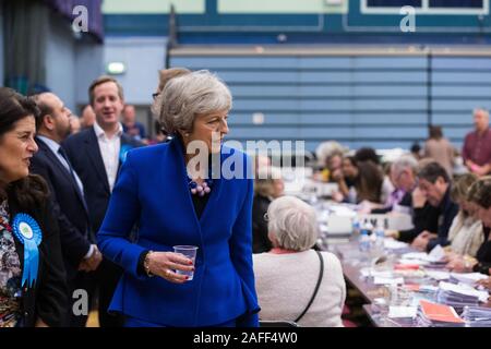 Maidenhead, Großbritannien. 13. Dezember, 2019. Ehemalige konservative Premierminister Theresa May beobachtet die Verifizierung und Auszählung der Stimmen bei der Zählung für die Stockfoto