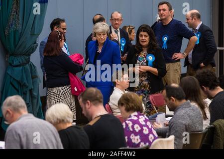 Maidenhead, Großbritannien. 13. Dezember, 2019. Ehemalige konservative Premierminister Theresa May kommt an der Zählung für die allgemeinen Wahlen für die 70563 con Stockfoto